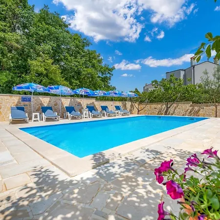 דירה Three-bedroom In