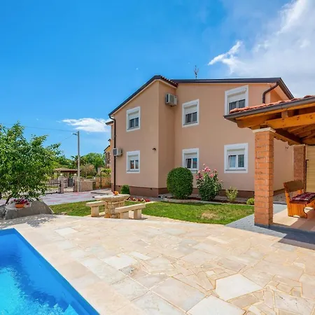 דירה Three-bedroom In