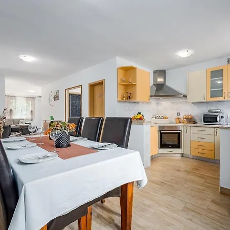 Three-bedroom In Poreč