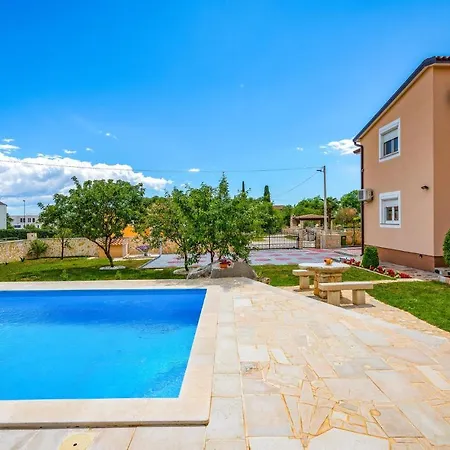 Three-bedroom In דירה