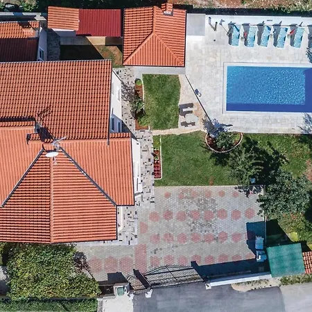 דירה Three-bedroom In