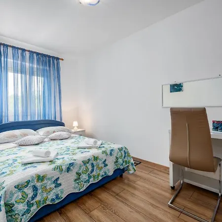 Three-bedroom In דירה