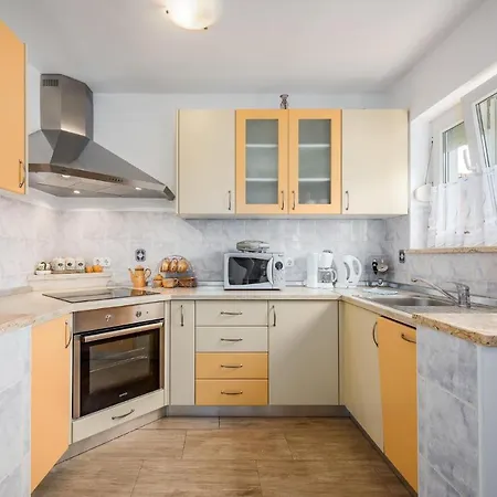 דירה Three-bedroom In