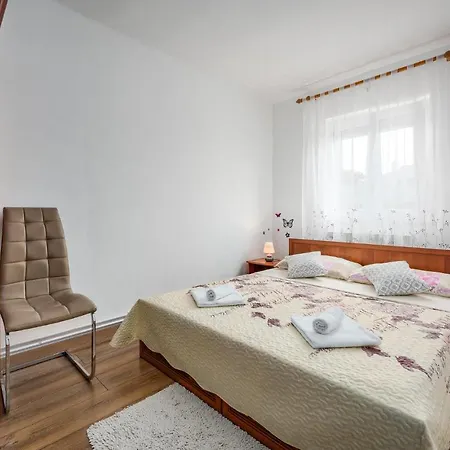 Three-bedroom In דירה